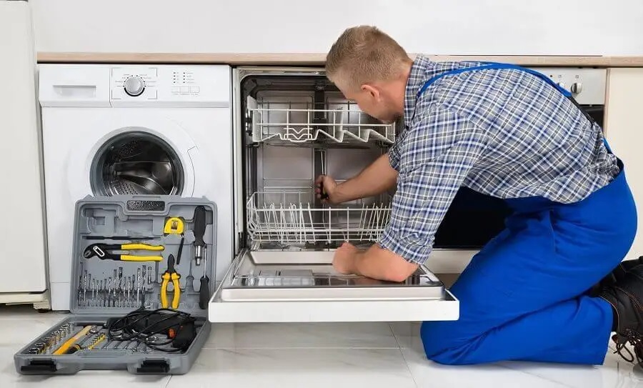 Çayırova Termoteknik servisi teknisyen ekibi beyaz eşya tamiri yaparken